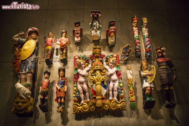 Immagine La poppa del galeone Vasa era decorata con centinaia di sculture, ore esposte in bella vista nel Vasamuseet di Stoccolma (Svezia)- © Victor Maschek / Shutterstock.com