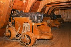 Una delle cause dell'affondamento del Vasa fu l'inserimento di troppi cannoni: il loro numero fu portato a 64 per volontà del re Gustavo II Adolfo di Svezia, ma i calcoli dei ...