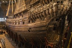 Il galeone Vasa ebbe un destino molto simile a quello del Titanic: anch'esso naufragò al suo primo viaggio, ma in questo caso appena escito dal porto, per un errore di calcolo dei ...