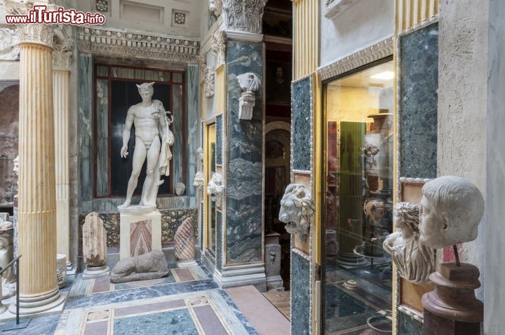 Immagine Particolare dell'Esedra dei Marmi Classici presso la  Casa museo Lodovico Pogliaghi