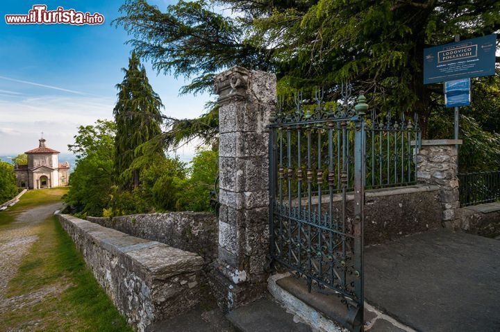 Immagine Potete abbinare una visita che include le Cappelle di Santa Maria del Monte a quella della Casa museo Lodovico Pogliaghi, di cui vedete il cancello d'ingresso in immagine, sulla destra