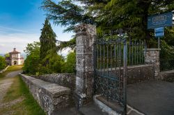 Potete abbinare una visita che include le Cappelle di Santa Maria del Monte a quella della Casa museo Lodovico Pogliaghi, di cui vedete il cancello d'ingresso in immagine, sulla destra ...