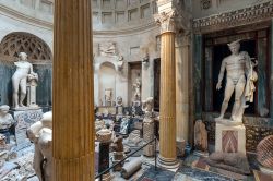 La Esedra dei Marmi Classici. E' una sorta di piccolo Pantheon che venne ideato da Lodovico Pogliaghi, fonte per la sua ispirazione artistica