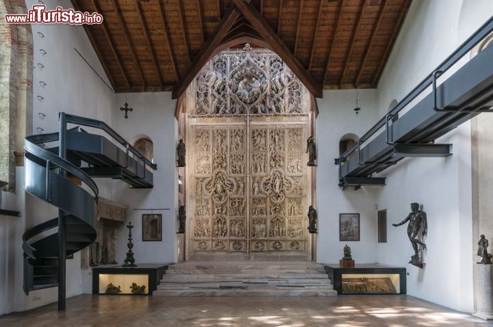 Immagine Casa museo Lodovico Pogliaghi in fondo il gesso originale della Porta Maggiore del Duomo di Milano, opera dello stesso artista