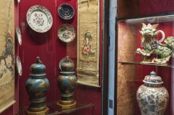 Vasi ed altri cimeli esposti nelle stanze di Casa museo Lodovico Pogliaghi