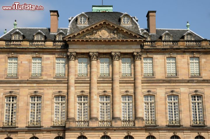 Immagine Costruito nella prima metà del '700, su disegno di Robert de Cotte, il Palais Rohan ospita ben 3 musei all'interno: il Museo delle Belle Arti, il Museo Archeologico ed il Museo delle arti decorative - © Pack-Shot / Shutterstock.com