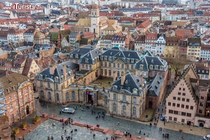 Immagine Il centro di Strasbourg, in Francia, fotografato dalla Cattedrale di Strasburgo. Si nota Paiais Rohan, che è la sede dei più importanti musei della città - © Leonid Andronov / Shutterstock.com