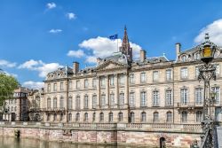 L'elegante facciata di  Palazzo Rohan, sul fiume Ill in centro a Strasburgo in Francia - © g215 / Shutterstock.com