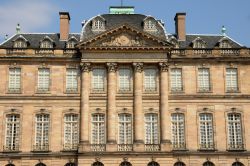 Costruito nella prima metà del '700, su disegno di Robert de Cotte, il Palais Rohan ospita ben 3 musei all'interno: il Museo delle Belle Arti, il Museo Archeologico ed il Museo ...