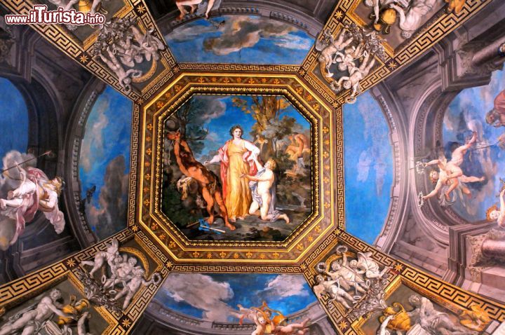 Immagine E' dedicato a Maria Assunta in Cielo uno dei luoghi più famosi dell'arte mondiale. La Cappella Sistina, fatta costruire fra il 1475 e il 1481 all'epoca di papa Sisto IV° della Rovere, è conosciuta non solo per essere sede del conclave e delle cerimonie ufficiali del papa ma anche per gli splendidi affreschi di Michelangelo che ne ricoprono la volta e la paerete di fondo sopra l'altare - © vicspacewalker / Shutterstock.com
