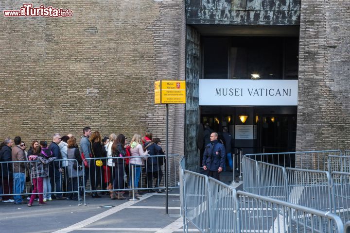 Immagine E' uno dei luoghi irrinunciabili al mondo con un afflusso costante di visitatori nonostante la crisi. In questa immagine, turisti in coda in attesa di entrare nei Musei Vaticani - © gguy / Shutterstock.com