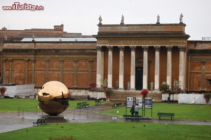 Immagine Il Cortile del Belvedere con la scultura di Arnaldo Pomodoro, in una giornata di pioggia a Roma. Siamo all'interno dei musei Vaticani