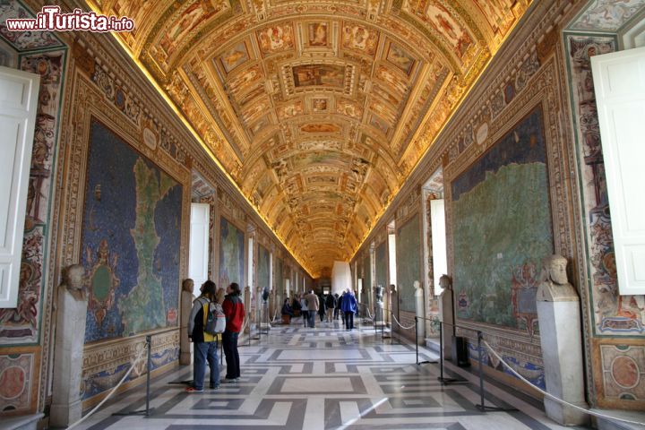 Immagine Lungo il percorso che porta alla Cappella Sistina si trova la Galleria delle Carte Geografiche, importante rappresentazione delle regioni italiane e delle vicine isole a testimonianza delle conoscenze che si avevano nel '500 in questo ambito. Voluta da papa Gregorio XIII°, la galleria è opera di artisti italiani e stranieri  che la decorarono fra il 1580 e il 1585 su indicazione del geografo domenicano Ignazio Danti - © Ana del Castillo / Shutterstock.com