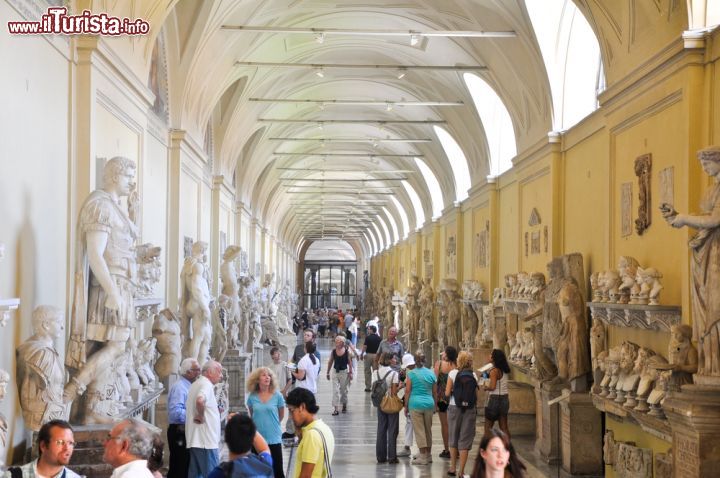 Immagine Aperti al pubblico nel 1711 i Musei Vaticani comprendono un iniseme di musei e collezioni ospitate in vari ambienti degli omonimi palazzi. Fra le opere d'arte accumulate nel corso dei secoli dai pontefici vi sono anche numerosi reperti scultorei. Questa immagine ritrae il Museo Chiaramonti che prende il nome da papa Pio VII° Chiaramonti che lo fondò agli inizi del XIX° secolo. E' composto da una maestosa galleria con archi ai lati dove sono esposti gruppi scultorei, fregi e sarcofagi  - © lornet / Shutterstock.com