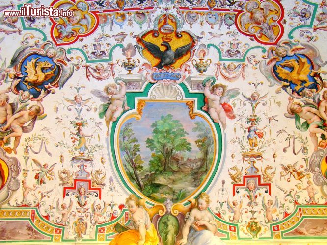 Immagine Il nome deriva dalle grotte del colle Esquilino di Roma e altro non erano che i resti sotterranei della Domus Aurea di Nerone. Le "grottesche", qui rappresentate nelle decorazioni dei Musei Vaticani, sono un particolare soggetto pittorico parietale che rappresenta figure ibride, mostruose e chimere che si mescolano a elementi geometrici e naturalistici su uno sfondo bianco o comunuqe monocromo - © Paolo Gianti / Shutterstock.com