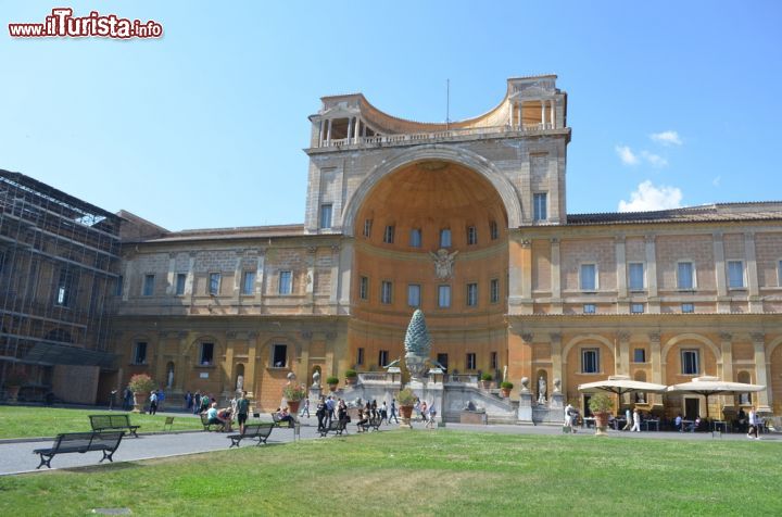 Immagine Il "pignone" è un'antica scultora bronzea alta quasi quattro metri collocata all'interno del complesso dei Musei Vaticani. Rinvenuta in epoca medievale presso le Terme di Agrippa fu successivamente utilizzata per decorare il centro del quadriportico della basilica di San Pietro in Vaticano. Dal 1608 questo gigantesco strobilo di pino, posizionato in cima ad una gradinata con doppia rampa di accesso, si trova al centro dell'esedra del cortile del Bramante chiamato appunto Cortile della Pigna. Ad affiancarla ai lati vi sono due pavoni in bronzo, copie degli originali conservati nel Braccio Nuovo - © pavel dudek / Shutterstock.com