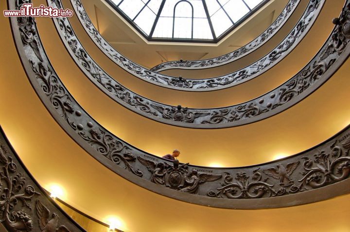 Immagine All'uscita dei Musei di Città del Vaticano trovate una scala particolare: ecco una fotografia alla grande scala Elicoidale, opera di Giuseppe Momo