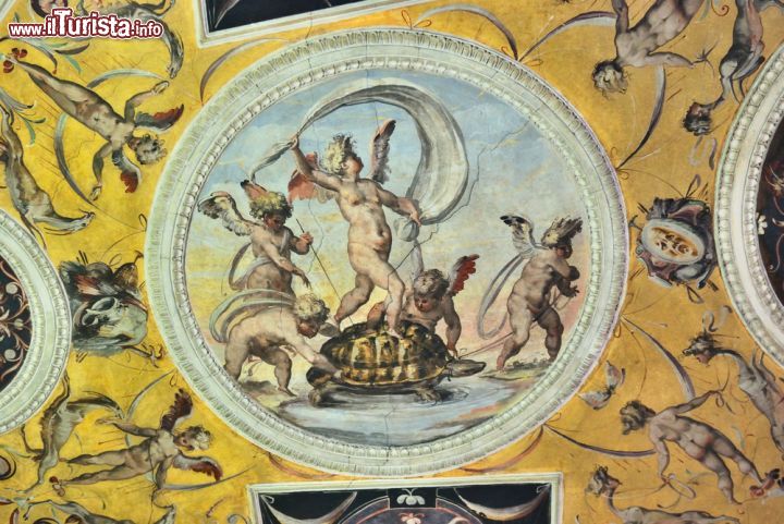 Immagine Portano la firma dei più grandi pittori del mondo gli affreschi che decorano le sale dei Musei Vaticani - © totophotos / Shutterstock.com
