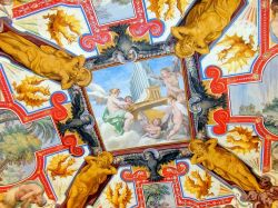 Angeli e figure mitologiche decorano pareti e soffitti delle sale del Vaticano in un crescendo di capolavori d'arte unici al mondo - © Paolo Gianti / Shutterstock.com 
