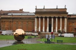 Il Cortile del Belvedere con la scultura di Arnaldo Pomodoro, in una giornata di pioggia a Roma. Siamo all'interno dei musei Vaticani