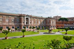 A fare da cornice ai Musei Vaticani è uno splendido cuore verde che ospita bellezze naturalistiche e architettoniche e che accompagna alla scoperta di un lungo percorso fra arte, natura ...