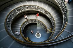 Per uscire dal complesso museale, si percorre la monumentale Scala Elicoidale di Giuseppe Momo, che venne inaugurata alla fine del 1932 - © photosmatic / Shutterstock.com 