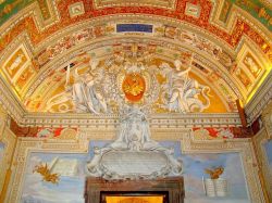 Decorazioni pittoriche e scultoree impreziosiscono gli ambienti e le sale che costituiscono i Musei del Vaticano: grazie a opere d'arte di Giotto, Leonardo, Raffaello e Van Gogh (solo per ...