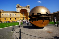 Il cortile Belvedere è una tappa della visita all'interno dei musei Vaticani di Roma. Venne eretto per volontà di Papa Giulio II che affidò il progetto a Donato Bramante, ...