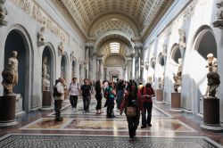 I turisti provenienti da ogni parte del mondo fanno di questo complesso museale il sesto più visitato al mondo. Ma non solo. Nonostante sia a Città del Vaticano, territorio non ...