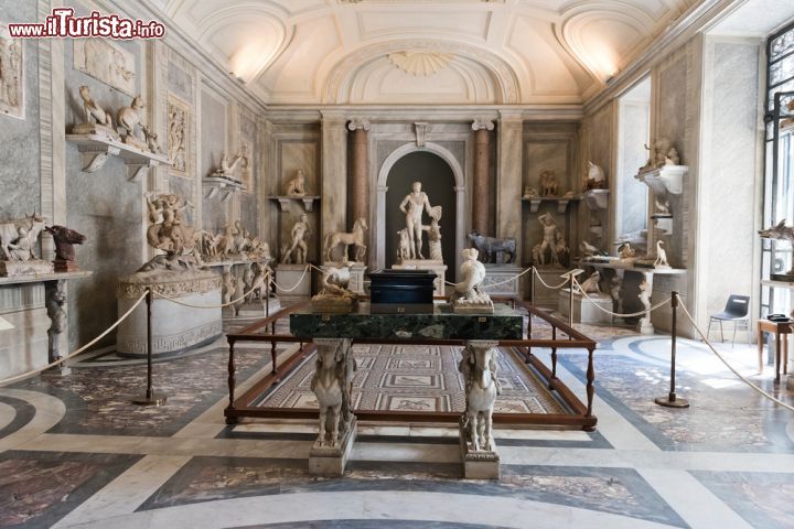 Immagine Opere di pittura, scultura e di altre forme dell'ingegno umano raccolte nei secoli dai sommi pontefici. Siamo nelle sale dei Musei Vaticani che comprendono anche insigni monumenti fra cui la Cappella Sistina e quella del Beato Angelico, la Loggia di Raffaello e l'Appartamento Borgia. Nonostante furti, distruzioni e guerre i musei (qui una delle loro splendide sale) costituiscono ancora oggi uno dei più importanti complessi museali al mondo  - © Valeri Potapova / Shutterstock.com