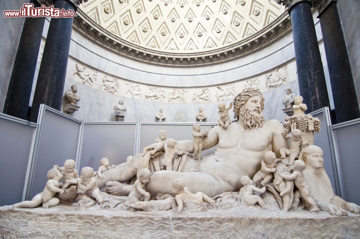 Immagine Uno dei gruppi scultorei in marmo ospitato nei Musei Vaticani la cui origine viene fatta risalire proprio ad una statua in marmo acquistata oltre 500 anni fa - © Chanclos / Shutterstock.com