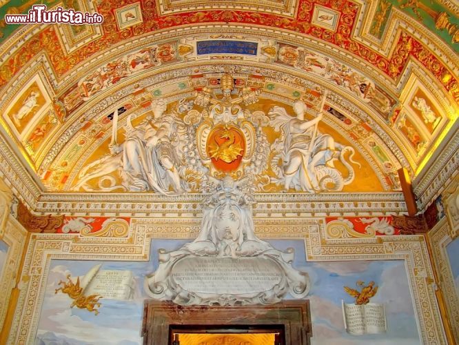 Immagine Decorazioni pittoriche e scultoree impreziosiscono gli ambienti e le sale che costituiscono i Musei del Vaticano: grazie a opere d'arte di Giotto, Leonardo, Raffaello e Van Gogh (solo per citarne alcuni) questa enclave del territorio italiano riunisce alcune fra le collezioni più eccelse del mondo - © Paolo Gianti / Shutterstock.com