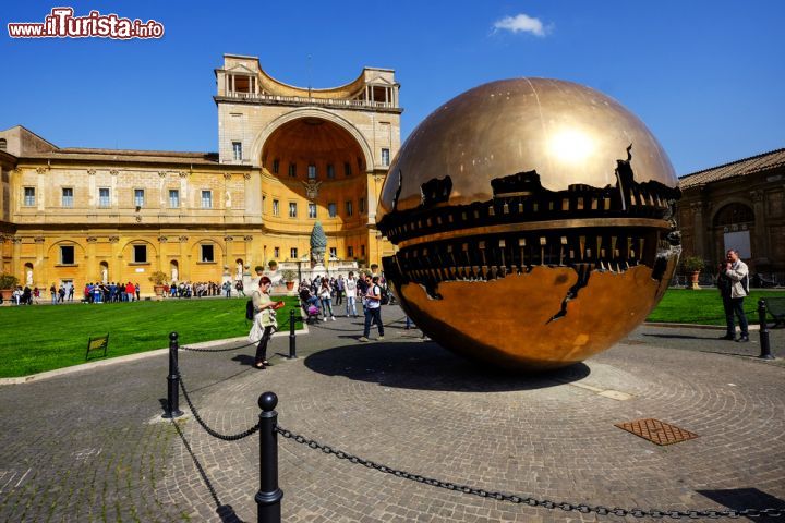 Immagine Il cortile Belvedere è una tappa della visita all'interno dei musei Vaticani di Roma. Venne eretto per volontà di Papa Giulio II che affidò il progetto a Donato Bramante, colui che impostò anche il progetto della Basilica di San Pietro - © SAHACHAT SANEHA / Shutterstock.com