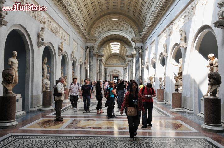 Immagine I turisti provenienti da ogni parte del mondo fanno di questo complesso museale il sesto più visitato al mondo. Ma non solo. Nonostante sia a Città del Vaticano, territorio non appartenente alla repubblica italiana, viene considerato anche se erroneamente il "museo d'Italia" più frequentato in assoluto grazie alla presenza di straordinari capolavori d'arte - © ChameleonsEye / Shutterstock.com