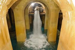 La Parigi sotterranea vanta anche una bella cascata: siamo nel 14° arrondissement presso il Reservoir de Montsouris a Parigi - © Arnaud Bouissou - MEDDE / it.rendezvousenfrance.com/ ...