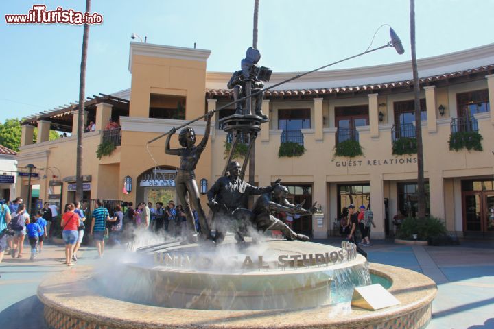 Immagine Hollywood, California: una fontana a tema cinema all'interno degli Universal Studios a Los Angeles- © Supannee Hickman / Shutterstock.com