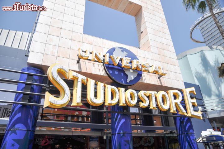 Immagine Per il vostro shopping, sia per grandi che piccini, lo Studio Store di Hollywood offre una grande scelta di souvenir ed oggetti legati al mondo del cinema - © Pe3k / Shutterstock.com