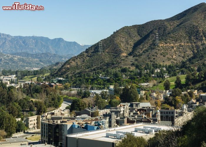 Immagine A nord del centro di Los Angeles troviamo gli Universal Studios di Hollywood, compiere lo Studio Tour tra le attrazioni più emozionanti del mondo del cinema, e dove potrete sognare direttamente sui set di alcuni film celebri, e divertirvi nelle giostre adrenaliniche © Vidu Gunaratna / Shutterstock.com