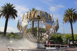 La fontana con il globo e la scritta Universal, una vera icona dei vari Studios nel mondo: qui siamo ad Hollywood, nella zona nord-occidentale di Los Angeles, California - © Supannee Hickman ...