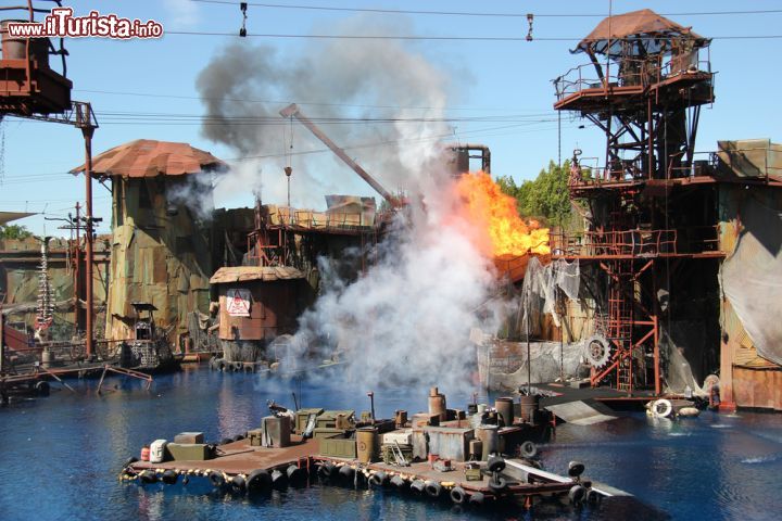 Immagine Lo spumeggiante spettacolo di Waterworld, parco a tema Universal Studios di Hollwood a Los Angeles, in California - © Supannee Hickman / Shutterstock.com