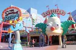 Trovate anche I Simpson agli Universal Studios di Hollywood. Il parco a tema dei personaggi ideati da Matt Groening si chiama Krustyland. Da non perdere la giostra chiamata Simpsons Ride - © ...
