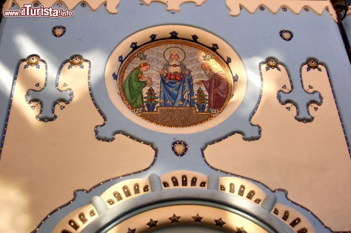 Immagine Dettaglio della facciata della particolaare chiesa di Santa  Elisabetta: tutti la chiamano come la Chiesa Blu di Bratislava