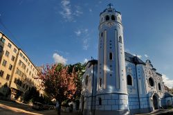 Vista d'insieme della spettacolare chiesa di Santa Elisabetta: chiamata generalmente come la Chiesa Blu, Modrý kostolík si trova non lontano dal centro di Bratislava