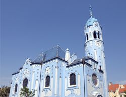 La chiesa più originale di Bratislava, in Slovacchia, si chiama Modrý kostolík, è dedicata a Santa Elisabetta, ma tutti la indicano come chiesa blu - © Geothea ...