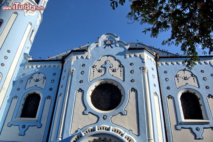 Immagine Una visita da non perdere a Bratislava  è quella alla particolare chiesa di Modrý kostolík, anche chiamata con il nome eloquente di chiesa Blu