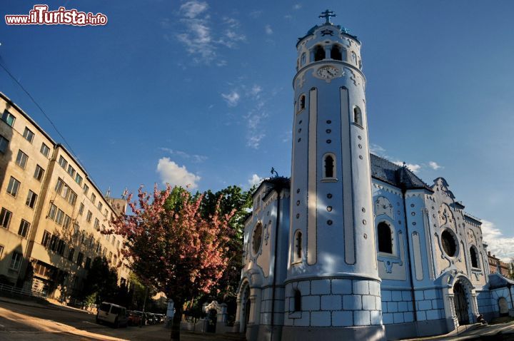 Immagine Vista d'insieme della spettacolare chiesa di Santa Elisabetta: chiamata generalmente come la Chiesa Blu, Modrý kostolík si trova non lontano dal centro di Bratislava