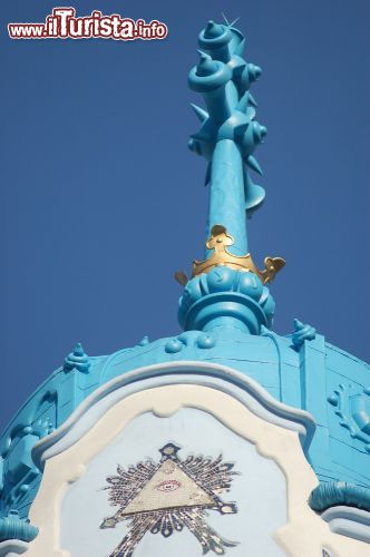 Immagine Particolare della cima della torre campanaria della chiesa di Santa Elisabetta a Bratislava, anche  chiamata come la chiesa blu