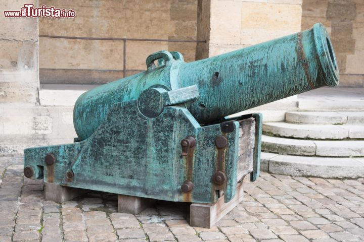 Immagine Il cannone: un particolare del complesso des Invalides di Parigi (Francia) - Quando nel 1871 circa alla struttura parigina di Des Invalides fu aggiunto anche il museo dell'artiglieria, le bocche di fuoco a canna lunga assunsero un ruolo centrale. Come si vede dall'immagine, infatti, il cannone raffigurato sta puntando verso una direzione e non si tratta di una qualsiasi, bensì verso il Palazzo dell'Eliseo. Questo perché "fresca" della seconda guerra mondiale passata, la Francia ha voluto sottolineare che in qualsiasi momento sarebbe pronta a riprendere le armi in caso di necessità. L'ordigno bellico illustrato ne rappresenta senza dubbio lo scopo patriottico riuscito - © S. Bonaime / Shutterstock.com