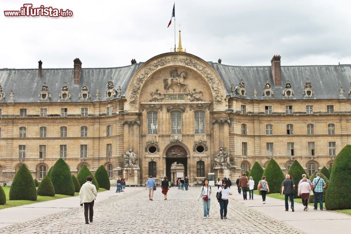 Immagine L'ingresso nord dell'Hotel des Invalides, Parigi (Francia) - La facciata nord dell'edificio che fu costruito per ospitare gli invalidi di guerra e che, nel corso degli anni, ha acquisito un prestigio sempre più significativo, oggi rappresenta il punto di accesso principale per visitare il complesso. In questa entrata vi sono ai lati i tipici spazi verdi ordinati che ricordano un pochino la mano di Le Notre (giardiniere/progettista di Versailles) anche se ovviamente in forma minore. Di grande rilevanza patriottica è poi la bandiera francese che si erge in alto, proprio al centro della struttura, visibile anche da lontano - © Nick_Nick / Shutterstock.com