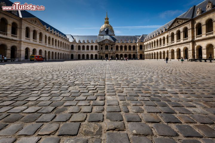 Immagine Il selciato del cortile d'onore dell'Hotel des Invalides, Parigi (Francia) - Ogni città ha un posto dove posare i piedi che ne riflette la sua storia. Basti pensare ai bellissimi pavimenti musivi di Ravenna, all'acqua di Venezia o alla sabbia della Sardegna. A Parigi oltre ai bellissimi giardini, non mancano i ciottoli simmetrici, che ricordano un po' anche Roma, ma si distinguono da questi poiché appaiono generalmente solo quando intendono valorizzare un complesso. In questo caso, il cortile d'onore dell'Hotel des Invalides, non poteva vantare presentazione e introduzione migliore - © anshar / Shutterstock.com